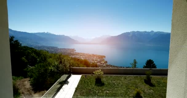 Okno Úžasným Panoramatem Hor Jezera — Stock video
