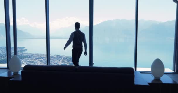 Jeune Homme Affaires Dans Bureau Moderne Regardant Par Fenêtre Avec — Video