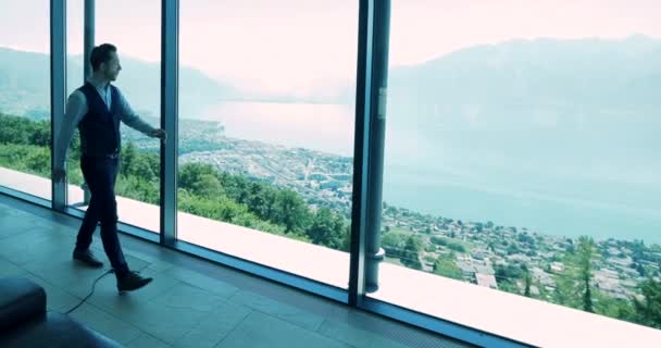 Ung Affärsman Modernt Kontor Tittar Genom Fönstret Med Hisnande Utsikt — Stockvideo
