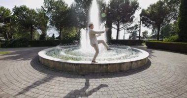 Çeşmede dans eden genç adam