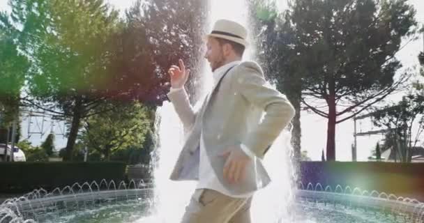 噴水で踊る若い男 — ストック動画