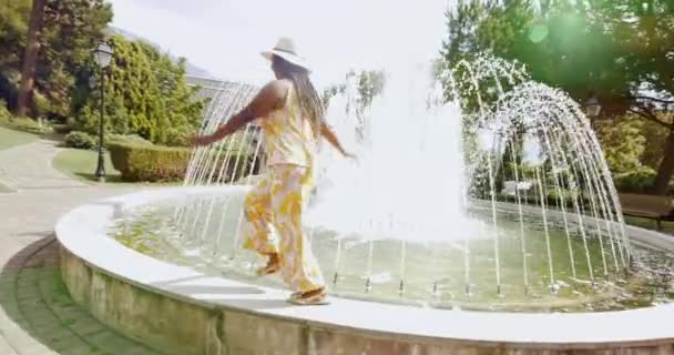 Молода Африканка Танцює Відкритому Повітрі Біля Фонтану — стокове відео