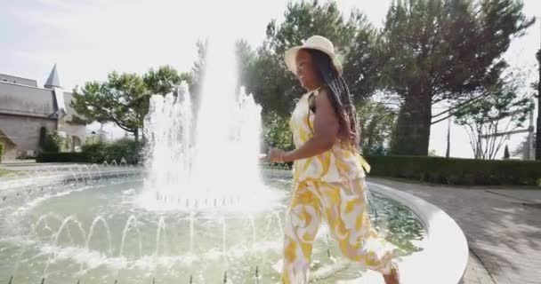 Joven Mujer Africana Bailando Aire Libre Fuente Agua — Vídeos de Stock
