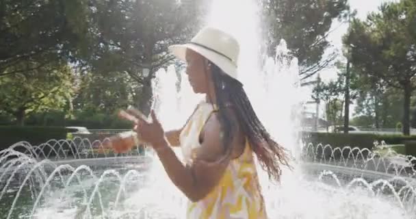 Jovem Mulher Africana Dançando Livre Fonte Água — Vídeo de Stock