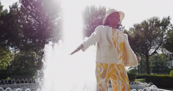 Jong Afrikaans Vrouw Dansen Buiten Bij Water Fontein — Stockvideo