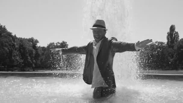 Νεαρός Στο Νερό Διασκεδάζει Στο Σιντριβάνι — Αρχείο Βίντεο
