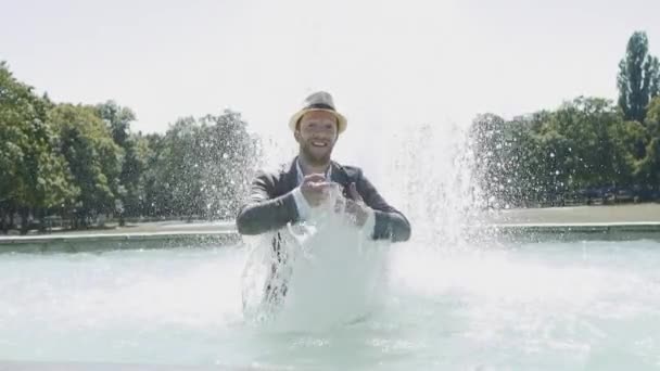 Anak Muda Dalam Air Bersenang Senang Air Mancur — Stok Video