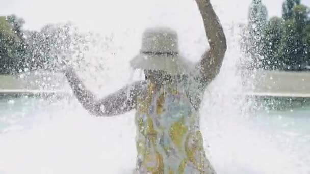 Joven Mujer Africana Bailando Aire Libre Fuente Agua — Vídeos de Stock