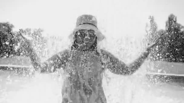 Joven Mujer Africana Bailando Aire Libre Fuente Agua — Vídeo de stock