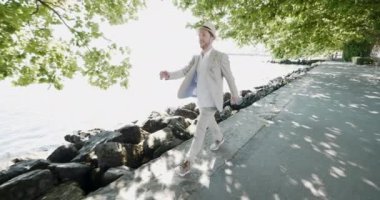 Riverside 'da Yürüyen Adam