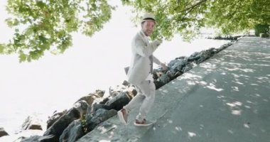 Riverside 'da Yürüyen Adam