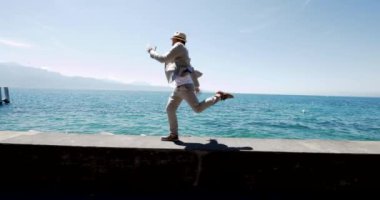 Riverside 'da Yürüyen Adam