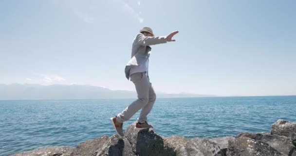 Mutluluk Insanların Yaşam Tarzı Dışarıdaki Eğlence Aktivitesi Yürüyen Ayakların Yavaş — Stok video