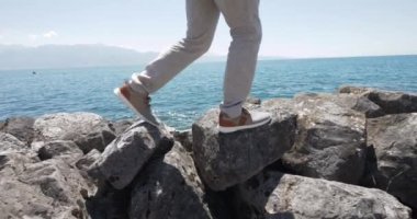 Mutluluk insanların yaşam tarzı. Dışarıdaki eğlence aktivitesi. Yürüyen ayakların yavaş hareketi engelleri aşıyor