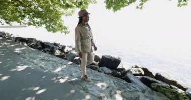 Riverside 'da Yürüyen Afrikalı Kadın