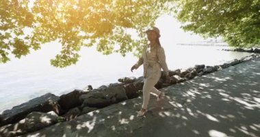 Riverside 'da Yürüyen Afrikalı Kadın