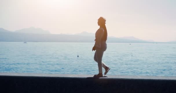 Mujer Africana Caminando Riverside — Vídeos de Stock