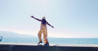 Riverside 'da Yürüyen Afrikalı Kadın