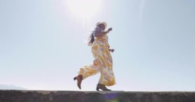 Riverside 'da Yürüyen Afrikalı Kadın