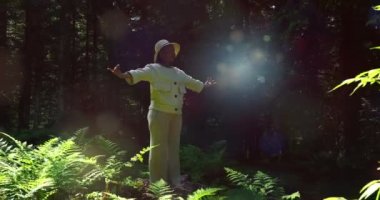 Dişi, güzel, canlı bir ormanda Tayland Chi 'si yapıyor. Doğa Çevre Alanında.