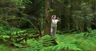 Dişi, güzel, canlı bir ormanda Tayland Chi 'si yapıyor. Doğa Çevre Alanında.