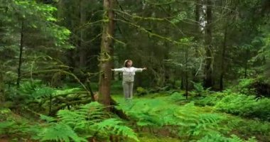 Dişi, güzel, canlı bir ormanda Tayland Chi 'si yapıyor. Doğa Çevre Alanında.