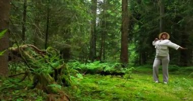 Dişi, güzel, canlı bir ormanda Tayland Chi 'si yapıyor. Doğa Çevre Alanında.