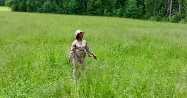 草の野のアフリカ人女性 自然環境景観背景 — ストック動画