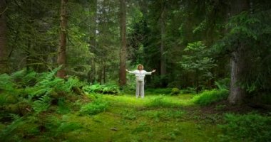 Güzel Hayat Ormanı, Doğa Çevre Alanında Yoga Yapan Kadın