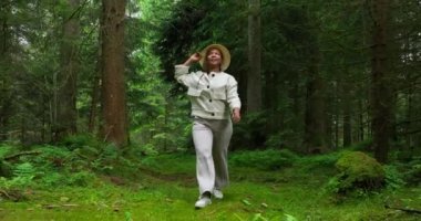 Güzel Canlı Ormanda Yürüyen Kadın, Doğa Çevre Alanı