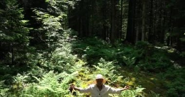 Güzel Hayat Ormanı, Doğa Çevre Alanında Yoga Yapan Kadın