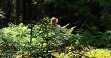 Güzel Hayat Ormanı, Doğa Çevre Alanında Yoga Yapan Kadın