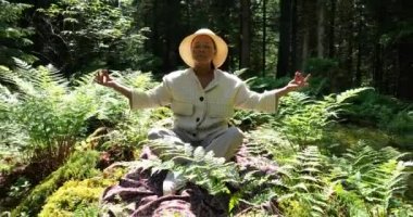 Güzel Hayat Ormanı, Doğa Çevre Alanında Yoga Yapan Kadın