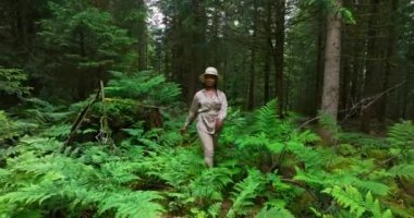 Güzel Canlı Ormanda Yürüyen Kadın, Doğa Çevre Alanı