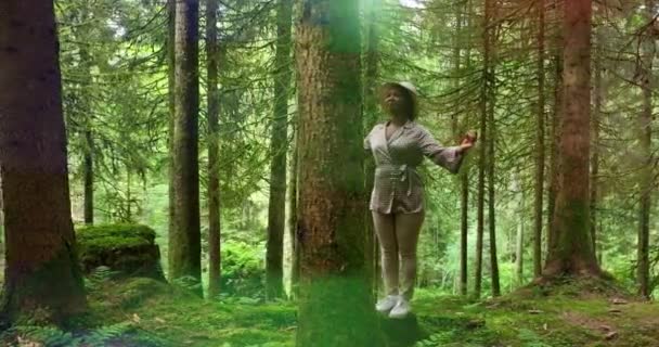 Femmina Che Yoga Bella Foresta Vibrante Ambiente Naturale Paesaggio Sfondo — Video Stock