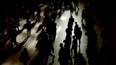 Metropolis 'te şehir yolundan geçen yayalar var. Yüksek kalite 4k görüntü