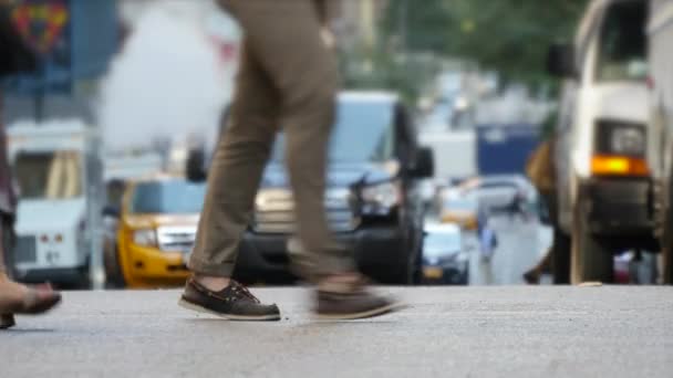 Davy Chodců Přecházejících Přes Městskou Silnici Metropoli Vysoce Kvalitní Záběry — Stock video