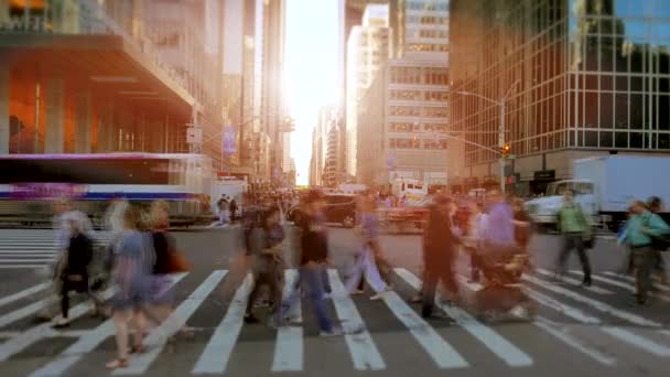 大都市里穿过城市道路的人群 高质量的4K镜头 — 图库视频影像