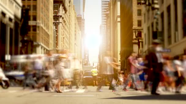 大都市里穿过城市道路的人群 高质量的4K镜头 — 图库视频影像