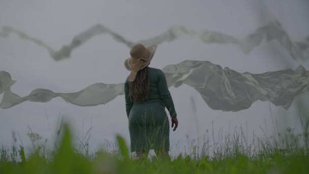 Fantezi Peşinde Koşan Gerçek Dışı Konsept Deneyimi Olan Kadın — Stok video