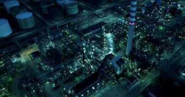 Endüstriyel petrol ve gaz rafinerisi fabrikasının insansız hava aracı görüntüleri.