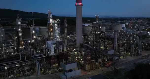 工业用石油和天然气精炼厂站的电影无人机拍摄 — 图库视频影像