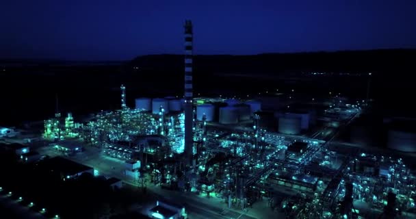 産業用石油 ガス精製蒸留所のシネマティックドローンショット — ストック動画