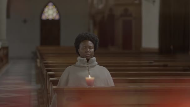 Wanita Religius Yang Melakukan Upacara Doa Rohani Yang Setia — Stok Video