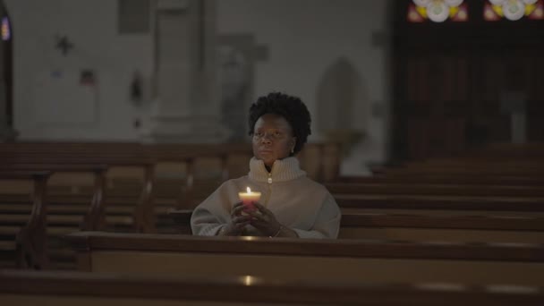 忠実な精神的な祈りの儀式を行う宗教的な女性 — ストック動画