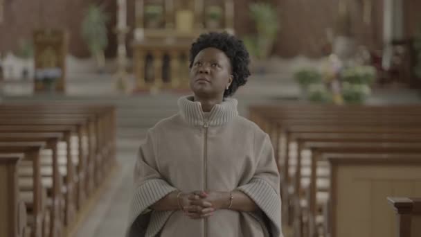 Religieuze Vrouwelijke Persoon Doet Trouwe Geestelijke Gebed Ceremonie — Stockvideo