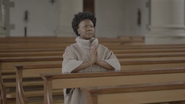 Religiosa Mujer Haciendo Fiel Ceremonia Oración Espiritual — Vídeo de stock