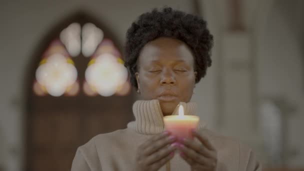 Religijna Kobieta Robi Wierną Duchową Ceremonię Modlitewną — Wideo stockowe