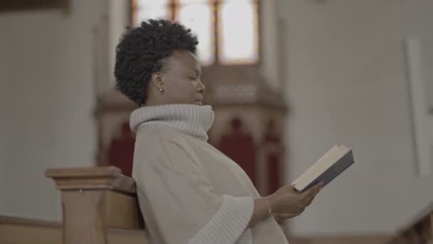 Θρησκευτική Γυναίκα Κάνει Πιστή Πνευματική Τελετή Προσευχής — Αρχείο Βίντεο