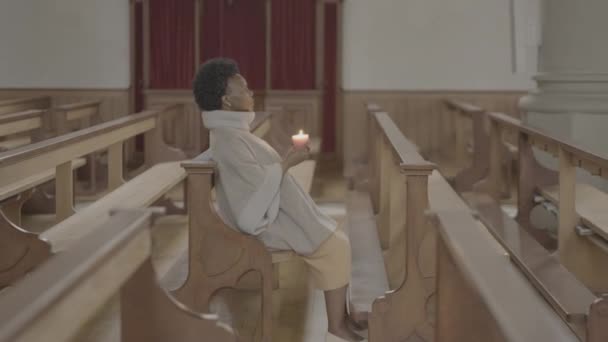 Dindar Kadın Kutsal Dua Töreni Yapıyor — Stok video